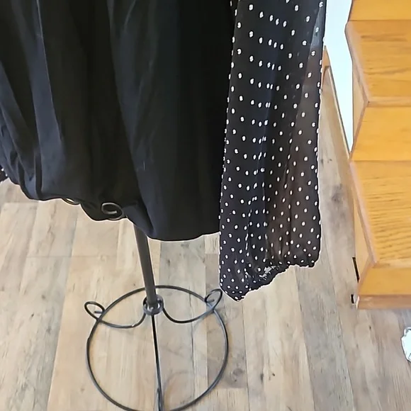 👚LOFT BLACK AND PRINT TOP👚 - Picture 4 of 9